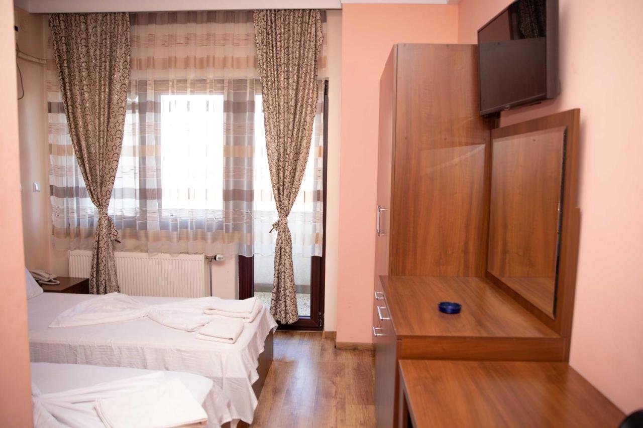 Hotel Leo Печ Экстерьер фото