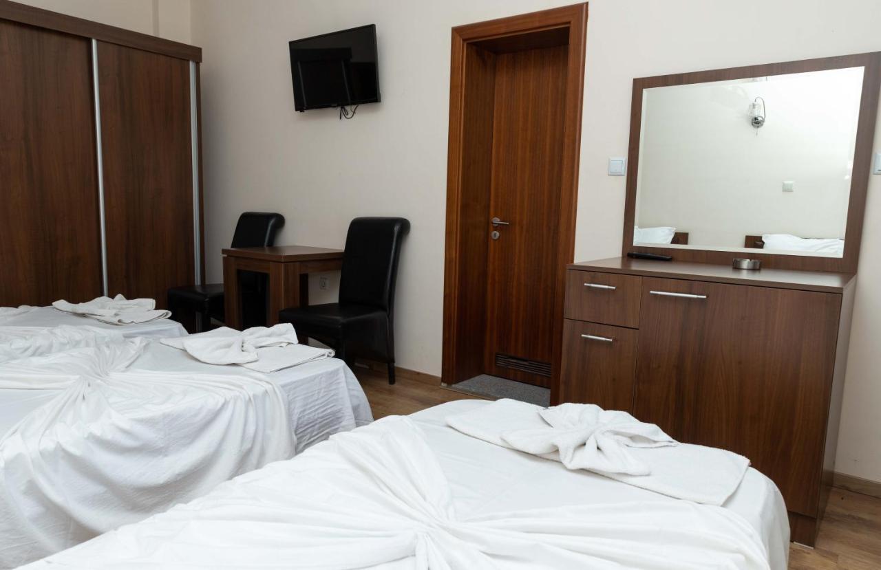 Hotel Leo Печ Экстерьер фото